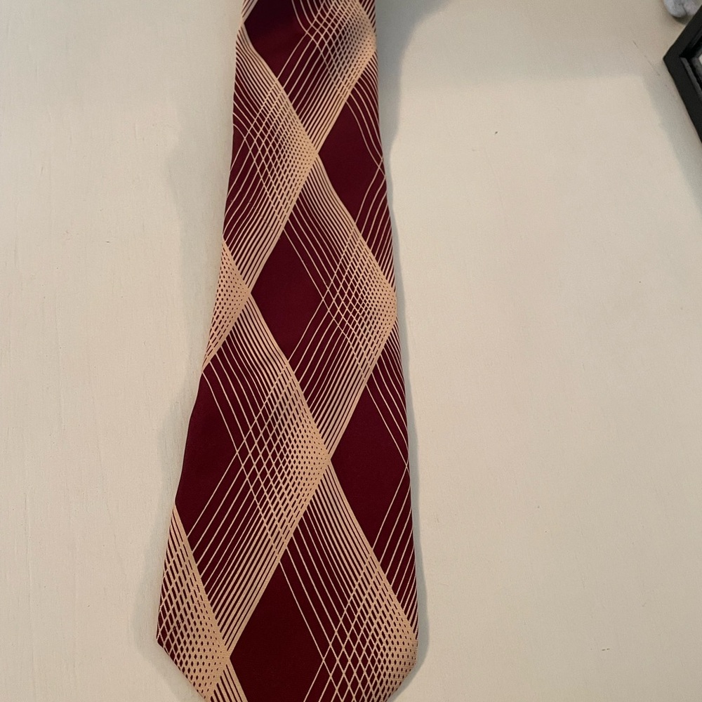 The Metropolitan Museum Of Art Elegant Burgundy and Cream Men's Tie 100% Silk